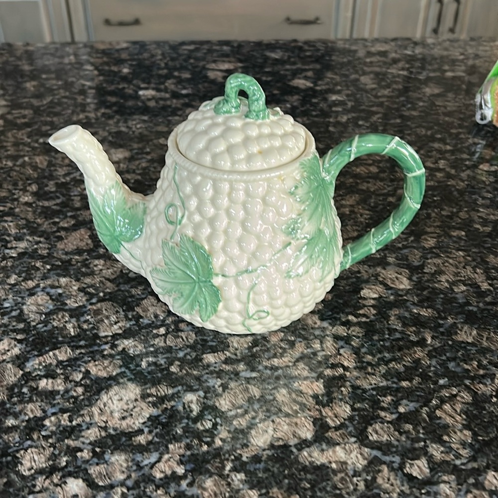 BURTON & BURTON TEAPOT IVORY TEXTURED GREEN IVY LEAF VIINE